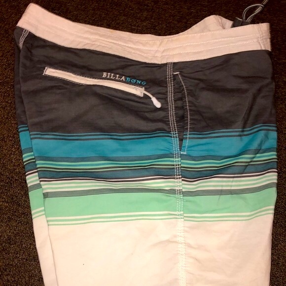 Billabong mens board shorts. 32. - Picture 3 of 3